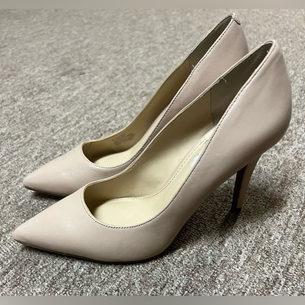 VINCE CAMUTO KAIN POINTED TOE PUMP, NUDE LEATHER